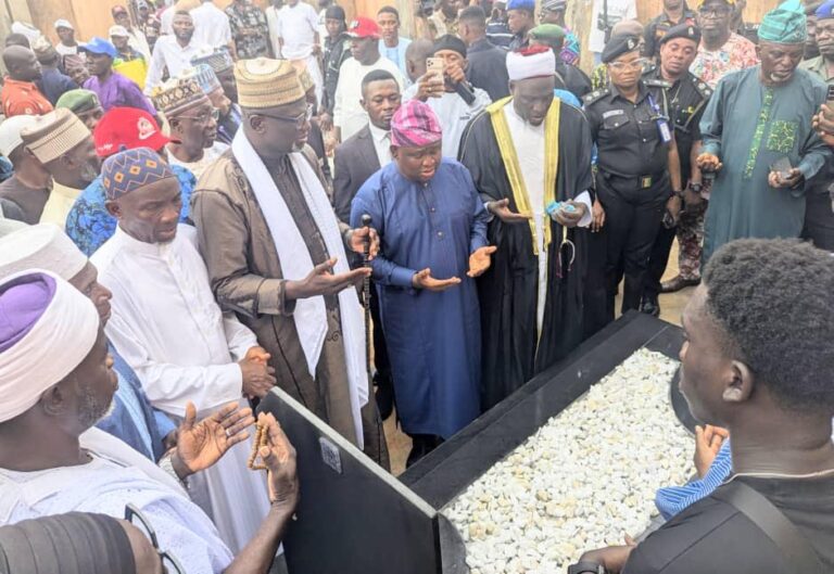 Senator Solomon Olamilekan Adeola offering prayers at the graveside of late Hassan Taiwo Ogogo, in Ilaro, on Tuesday, September 8, 2026
