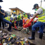 Gov Sanwo-Olu joins in cleaning Lagos