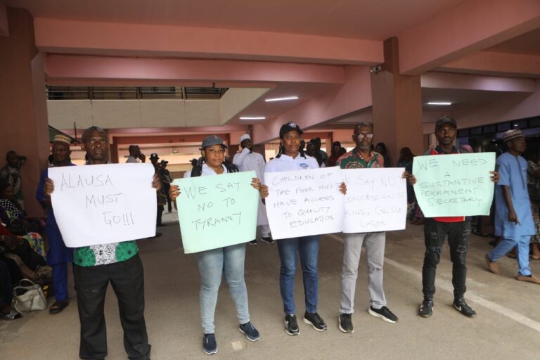 Workers shut down Education Ministry over planned concession of FGCs