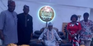 League-of-veteran-journalists-with-Olowu-750×375