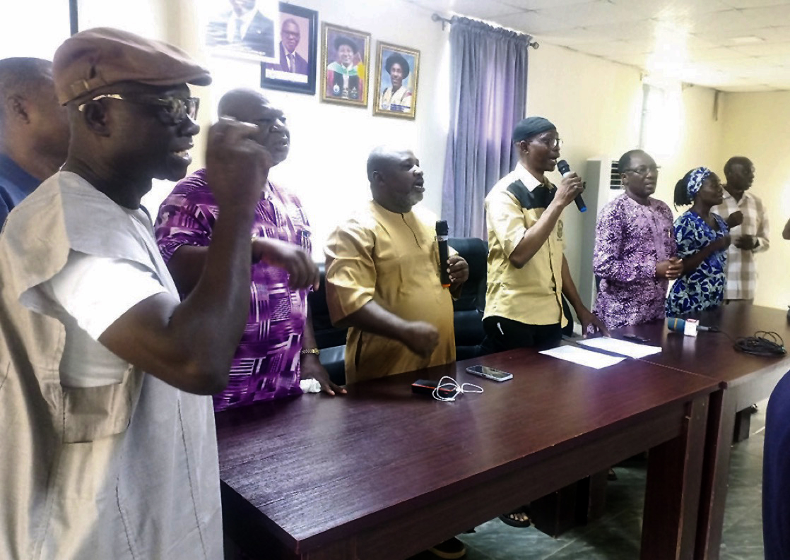 Nassir (4th right), Olusiji Sowande (3rd right) and others