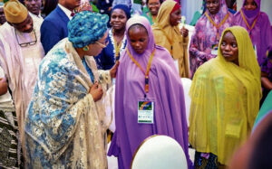 Oluremi Tinubu interacting with some of the pregnant women who were beneficiaries of the incentive packages