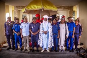 The Commandant General of the Nigeria Security and Civil Defence Corps, Ahmed Audi,the Emir of Minna, Umar Bahago, some family members of the deceased and the family of the survivor. Photo- NSCDC