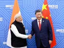 Chinese President Xi Jinping (r), with Indian Prime Minister Narendra Modi