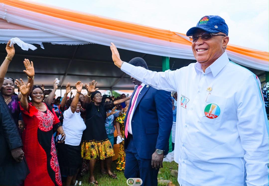 Gov Eno exchanging pleasantries with pensioners at Ibom Hall Ground, Uyo