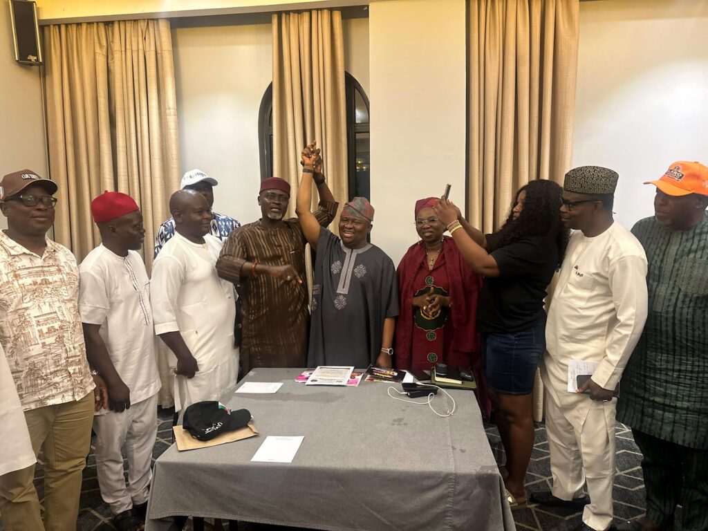 The President of Ohanaeze Ndigbo in Ogun State, Eze Stephen Okorie with Senator Adeola during the visit by the pan Igbo group to the Ogun APC governorship candidate