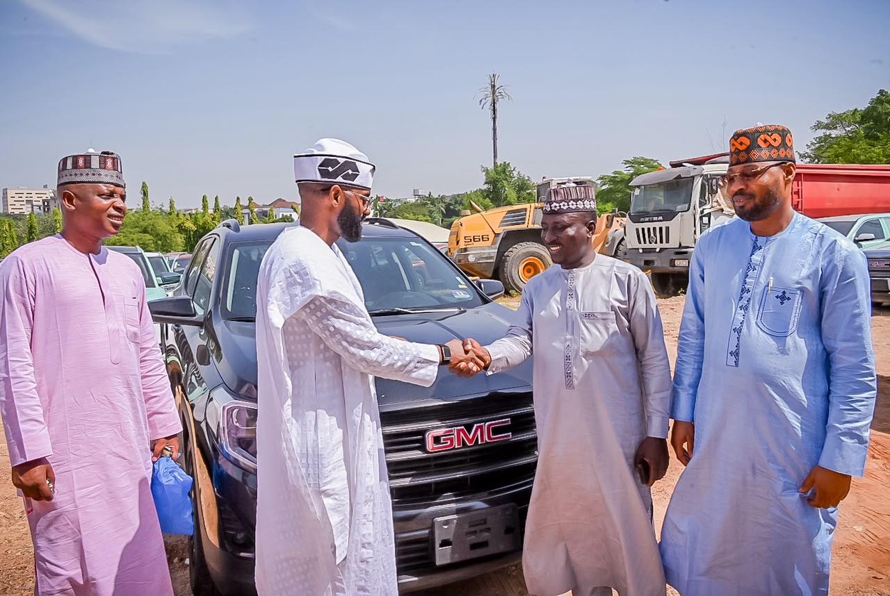 Matawalle gifts vehicles to eight returning Zamfara APC lawmakers