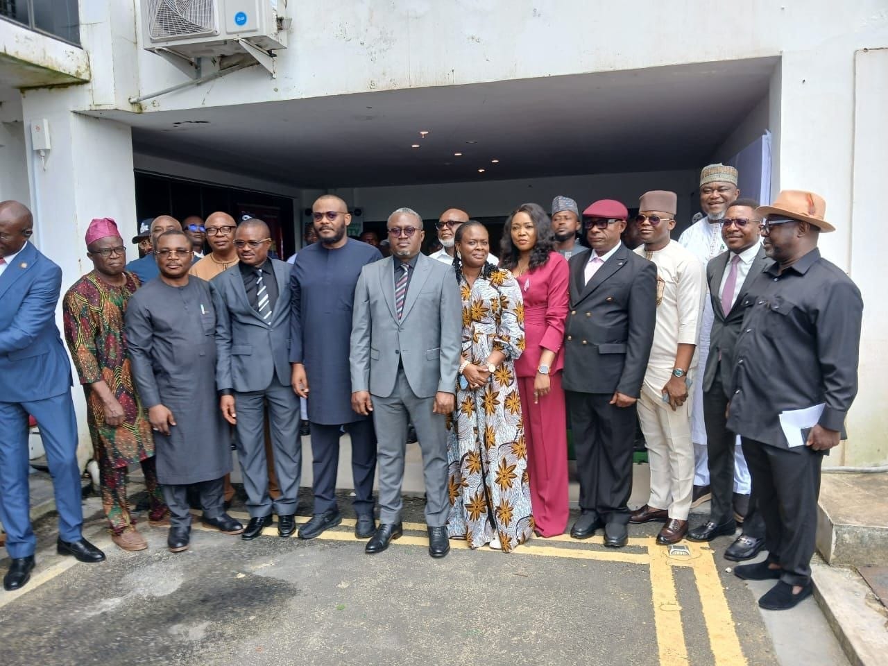 1004663252-1