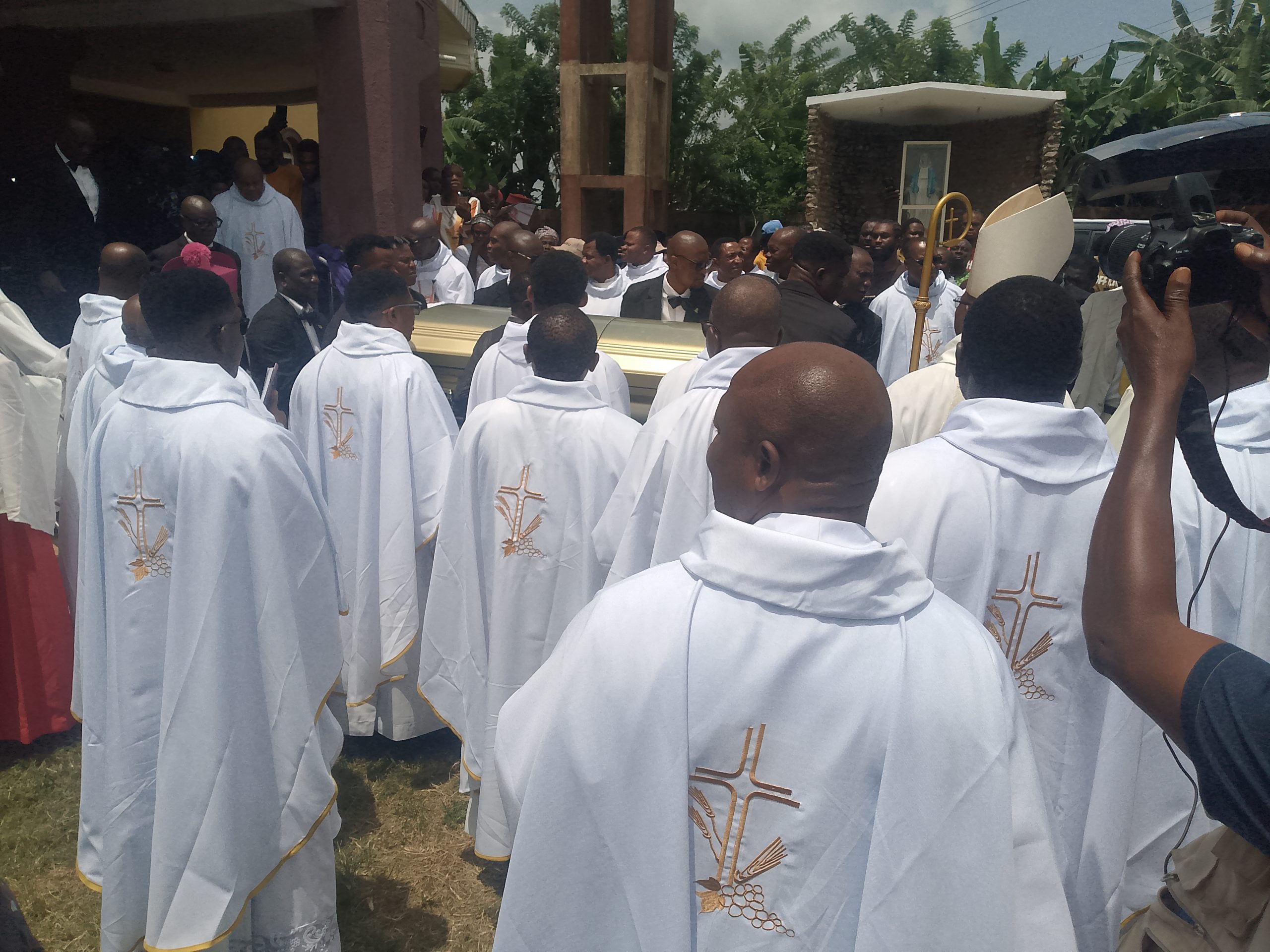 Okpebholo, Wike, Abe, Oshiomhole bid Orbih farewell in Ogbona