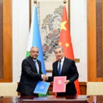 Chinese Foreign Minister, Wang Yi (r), with the Minister of Foreign Affairs and International Cooperation of Djibouti, Abdoulkader Houssein Omar, during a meeting in Beijing