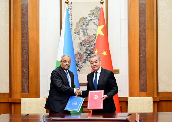 Chinese Foreign Minister, Wang Yi (r), with the Minister of Foreign Affairs and International Cooperation of Djibouti, Abdoulkader Houssein Omar, during a meeting in Beijing