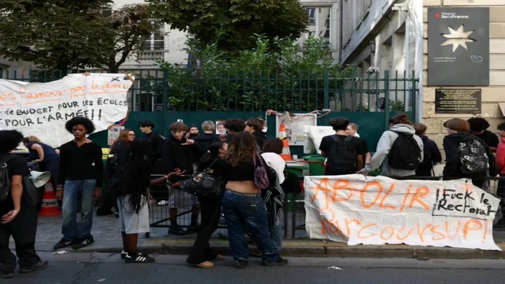 french-high-school-students-protest-in-paris