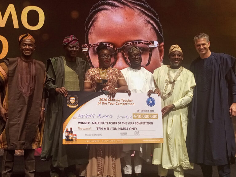 Sanwo-Olu (2nd left), Dr. Doro (3rd right), Dr. Alausa (2nd right), Mr. Boidin (right) present cheque to Mrs. Adeyemo (3rd left)